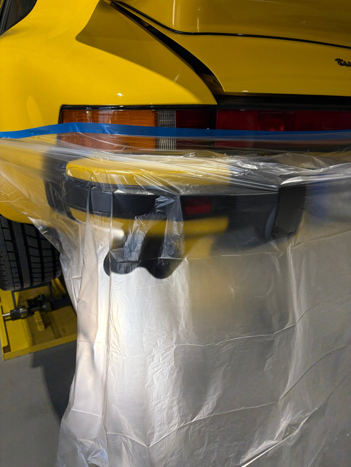 Abgeklebtes Fahrzeug, vorbereitet für das Trockeneisstrahlen